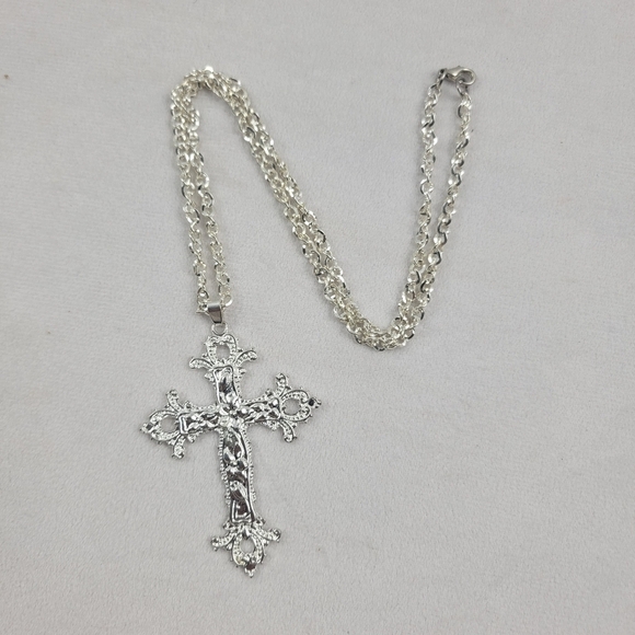 NWOT large silver colored cross on chunky 22" chain - Picture 2 of 5